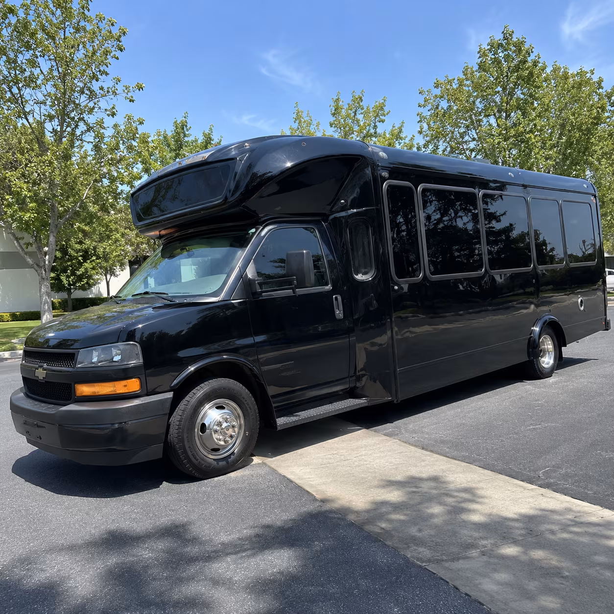 moorhead 15 passenger party bus